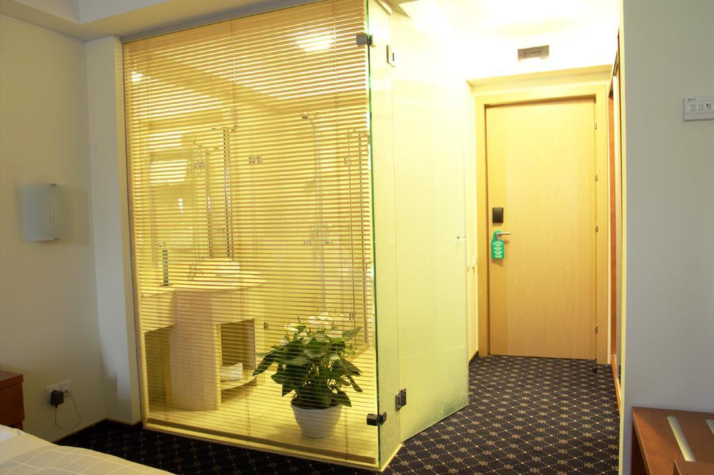 Marshal Hotel Bukarest Szoba fotó