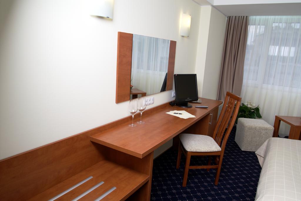 Marshal Hotel Bukarest Szoba fotó