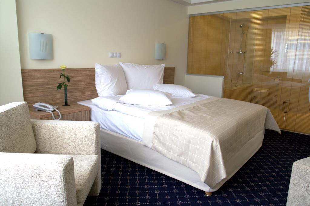 Marshal Hotel Bukarest Szoba fotó