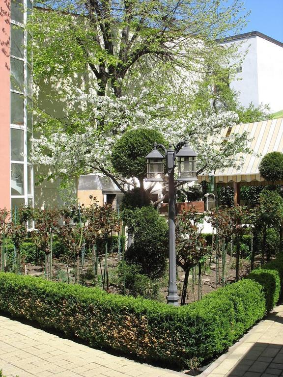 Marshal Hotel Bukarest Kültér fotó